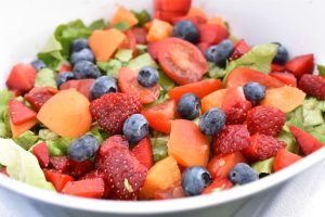 Sommersalat med frugt og bær - nem salat