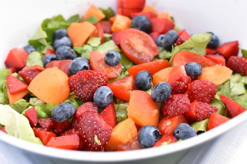Sommersalat med frugt og bær - nem salat