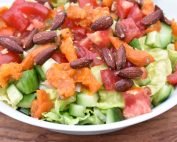 Lækker sommersalat med abrikos & saltmandle