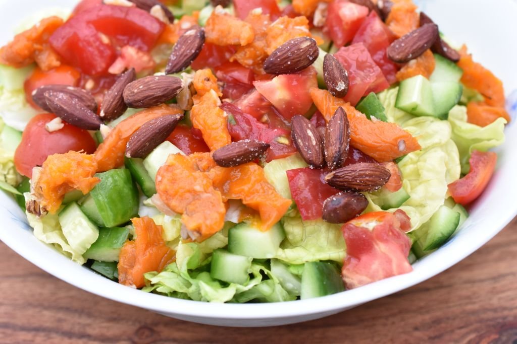 Lækker sommersalat med abrikos & saltmandle