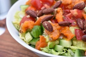 Lækker sommersalat med abrikos & saltmandle