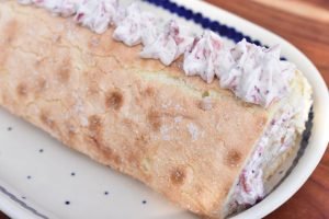 Jordbærroulade opskrift - roulade med jordbær og flødeskum 