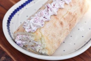 Jordbærroulade opskrift - roulade med jordbær og flødeskum 