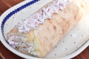 Jordbærroulade opskrift - roulade med jordbær og flødeskum 