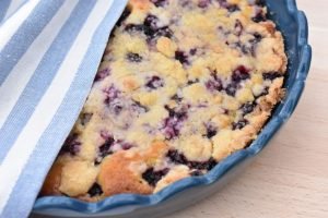 Brombærkage med crumble - saftig & lækker