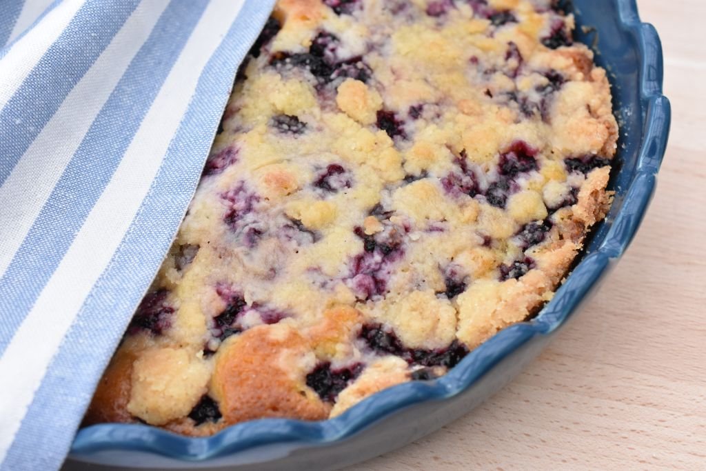 Brombærkage med crumble - saftig & lækker