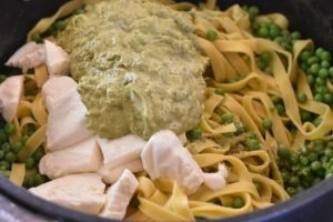 Frisk pasta med ærter, pesto og mozzarella