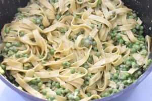 Frisk pasta med ærter, pesto og mozzarella
