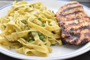 Frisk pasta med ærter, pesto og mozzarella