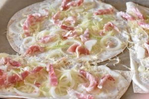 Tortilla flammkuchen - nem lækker pizza
