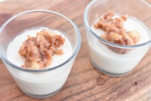 Kanel panna cotta med karamelliserede æbler