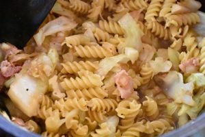 One pot pasta med bacon, spidskål og fløde