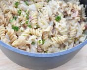 One pot pasta med bacon, spidskål og fløde