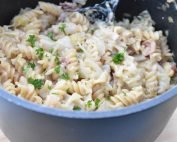 One pot pasta med bacon, spidskål og fløde