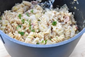 One pot pasta med bacon, spidskål og fløde