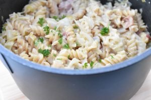 One pot pasta med bacon, spidskål og fløde