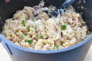 One pot pasta med bacon, spidskål og fløde