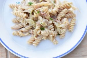 One pot pasta med bacon, spidskål og fløde