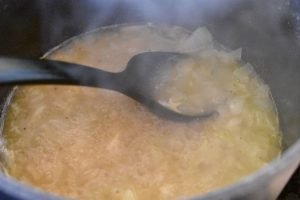 Varm kartoffelsalat - sursød med eddike - nem