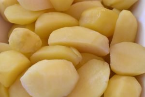 Varm kartoffelsalat - sursød med eddike - nem