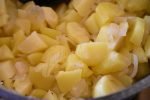 Varm kartoffelsalat - sursød med eddike - nem