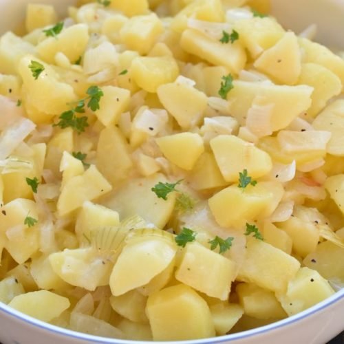 Varm kartoffelsalat - sursød med eddike - nem
