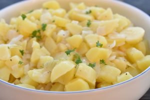Varm kartoffelsalat - sursød med eddike - nem