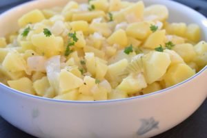 Varm kartoffelsalat - sursød med eddike - nem
