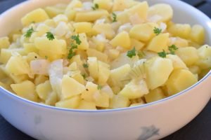 Varm kartoffelsalat - sursød med eddike - nem