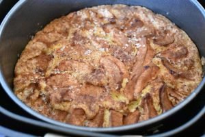 Kokoskage med æbler i airfryer - nem opskrift 