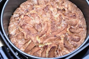 Kokoskage med æbler i airfryer - nem opskrift 