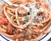 One pot pasta med kødsovs - nem opskrift