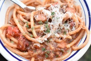 One pot pasta med kødsovs - nem opskrift