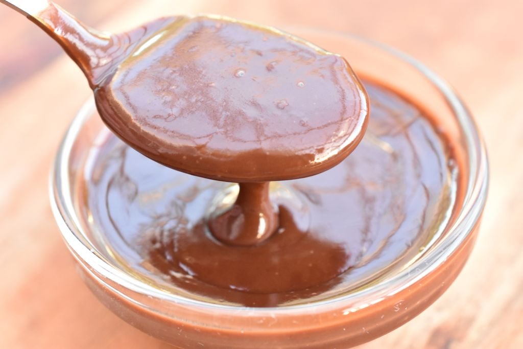 Hjemmelavet chokoladesovs til is og desserter