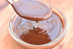 Hjemmelavet chokoladesovs til is og desserter 