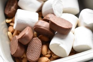 Rocky road med Dumle og peanuts - opskrift