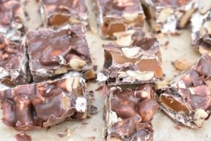 Rocky road med Dumle og peanuts - opskrift