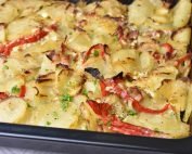 Kartoffelfad med bacon, feta og peberfrugt