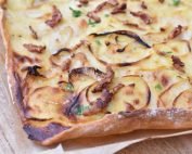 Hvid pizza med creme fraiche, kartoffel & bacon
