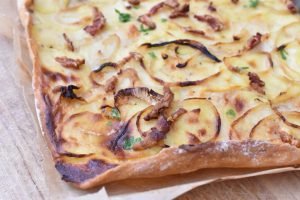 Hvid pizza med creme fraiche, kartoffel & bacon