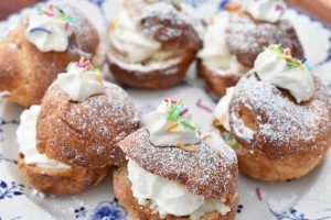 Små semlor boller af croissant dej på dåse