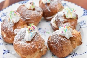 Små semlor boller af croissant dej på dåse