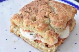 Foccacia sandwich med mozzarella