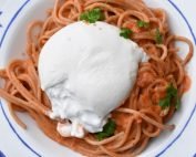 Pasta med burrata og nem fløde tomatsovs