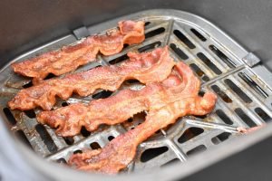 Bacon i airfryer - nem opskrift på sprød bacon