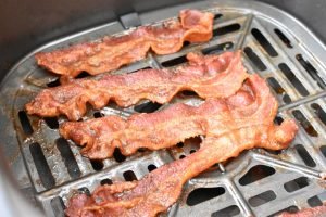 Bacon i airfryer - nem opskrift på sprød bacon