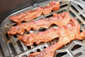 Bacon i airfryer - nem opskrift på sprød bacon