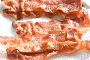 Bacon i airfryer - nem opskrift på sprød bacon