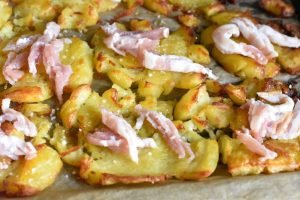 Knuste kartofler med bacon - nem opskrift