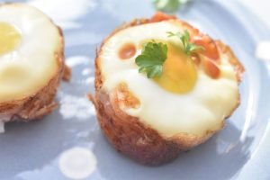 Brunch æg i ovn med hele æg og bacon